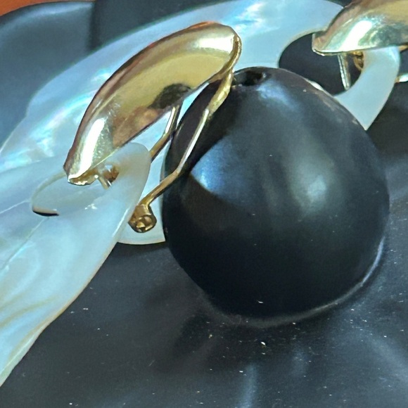 Gorgeous White Abalone Shell Earrings Gold Excellent - Picture 3 of 14